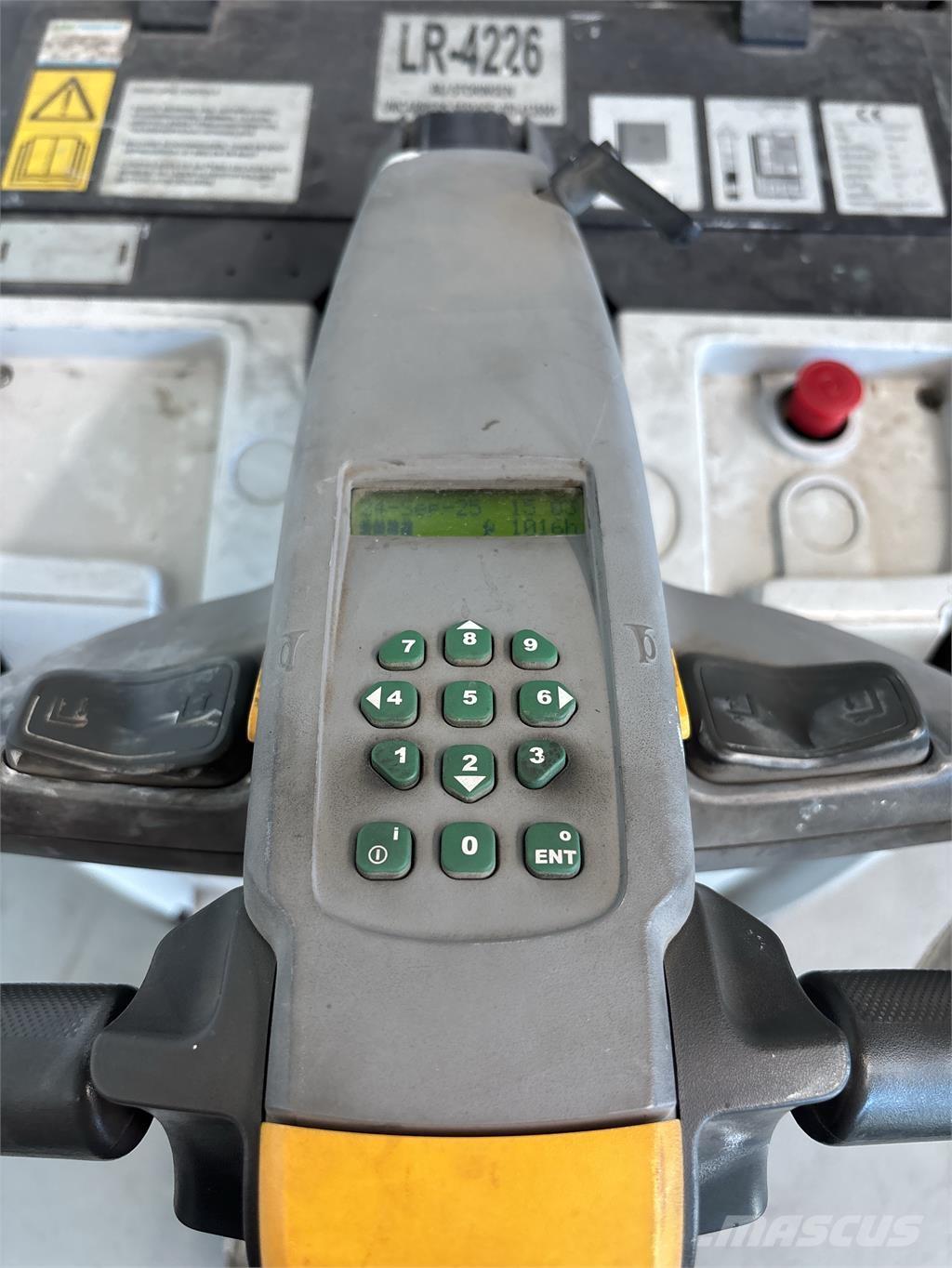 UniCarriers PDP200 自走式堆積機