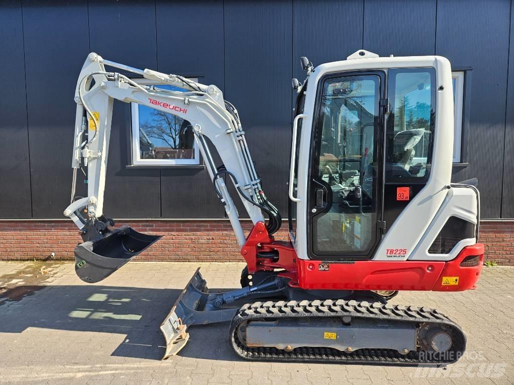 Takeuchi TB 225 小型挖土機/掘鑿機<7t(小型挖掘機)