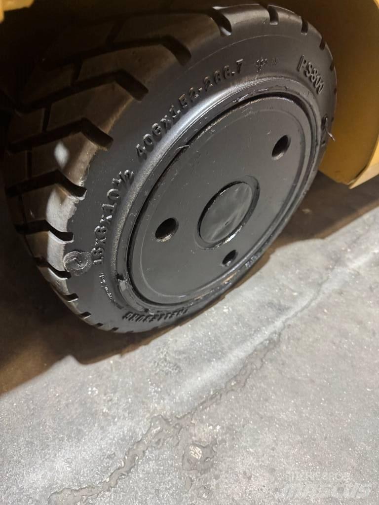 CAT EC30N2 電動堆高機