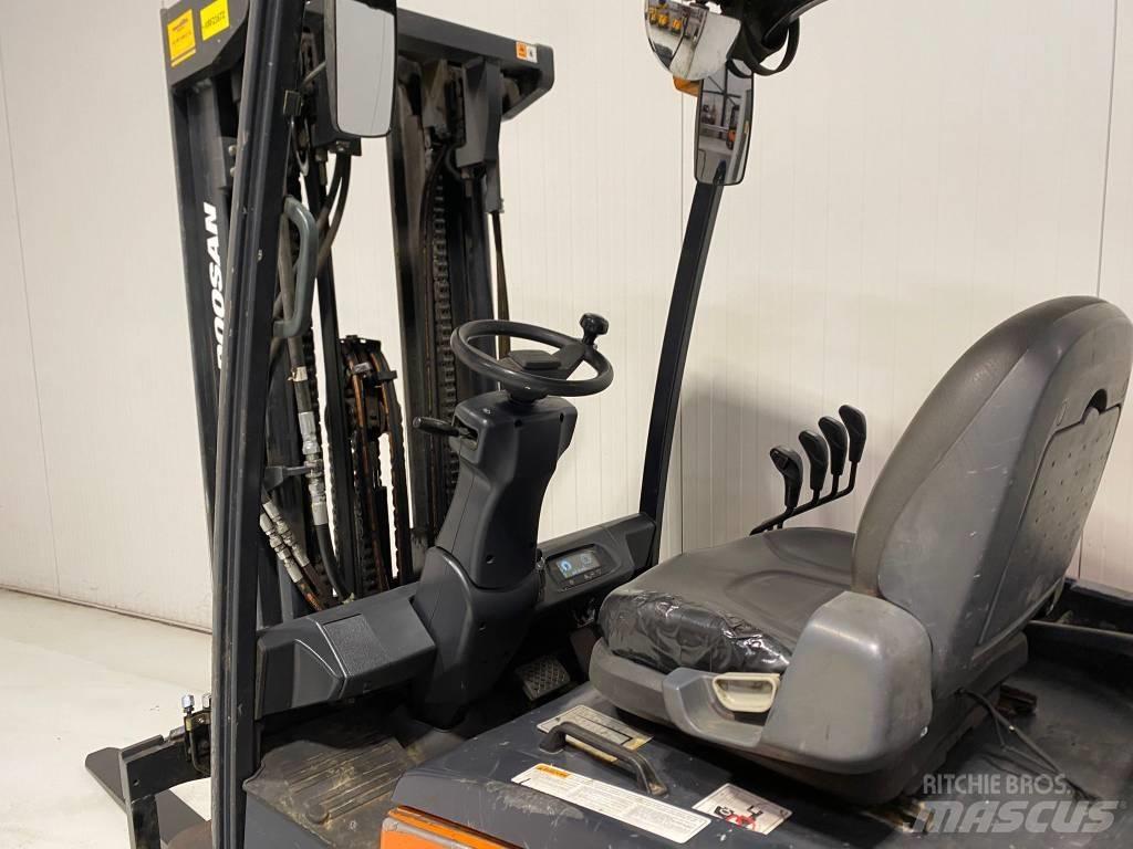 Doosan B35X-7 電動堆高機