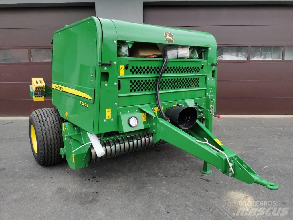 John Deere F440E 圓型牧草打包機