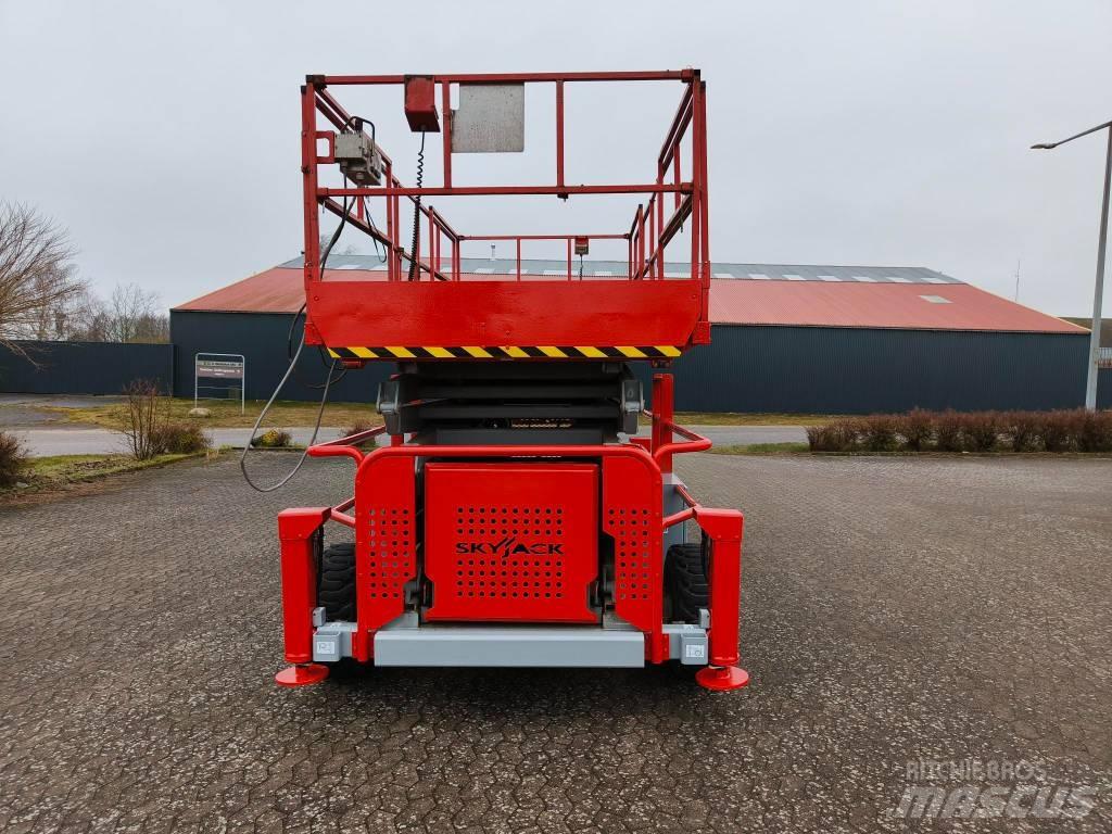 SkyJack SJ 9250 RT 剪式升降機