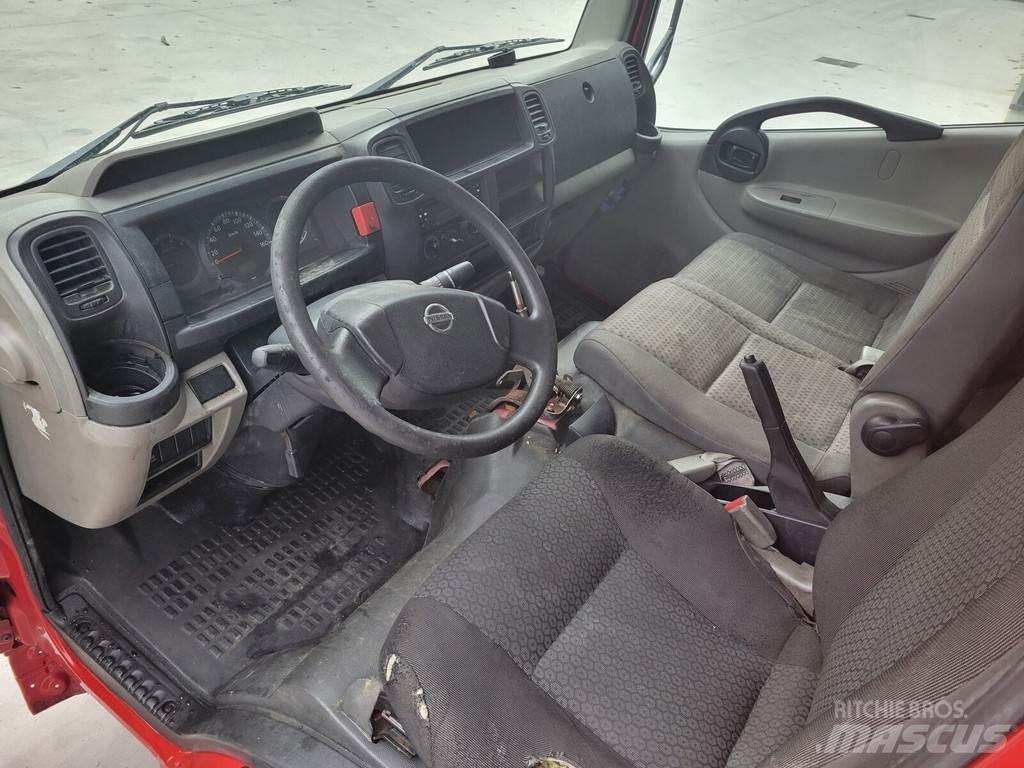 Nissan Cabstar 駕駛室與內部