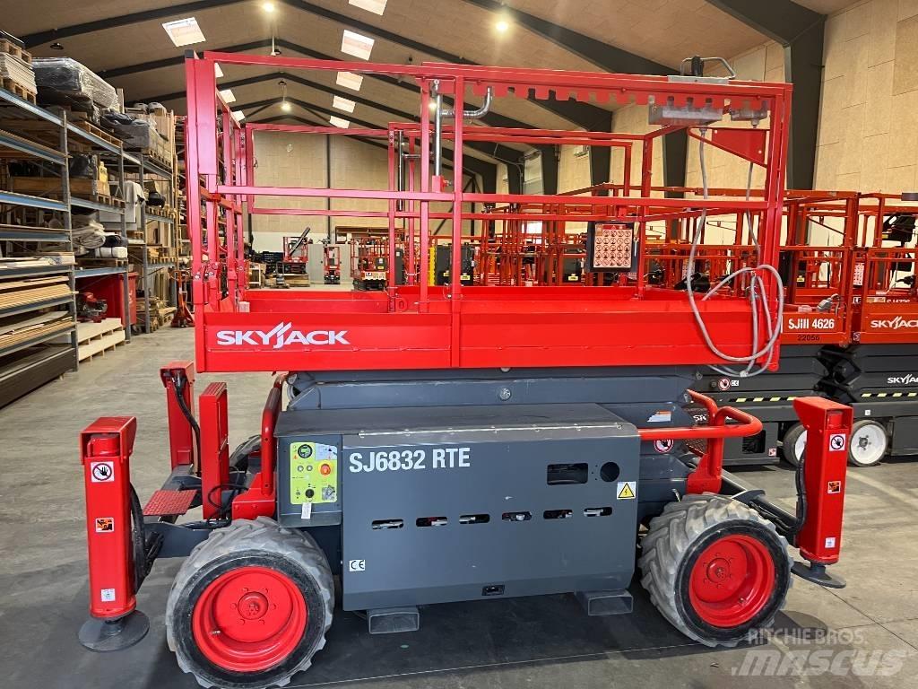 SkyJack SJ 6832 RTE 剪式升降機