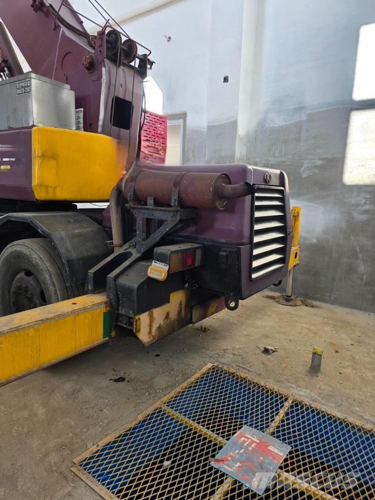 Kato MR 100 越野起重機