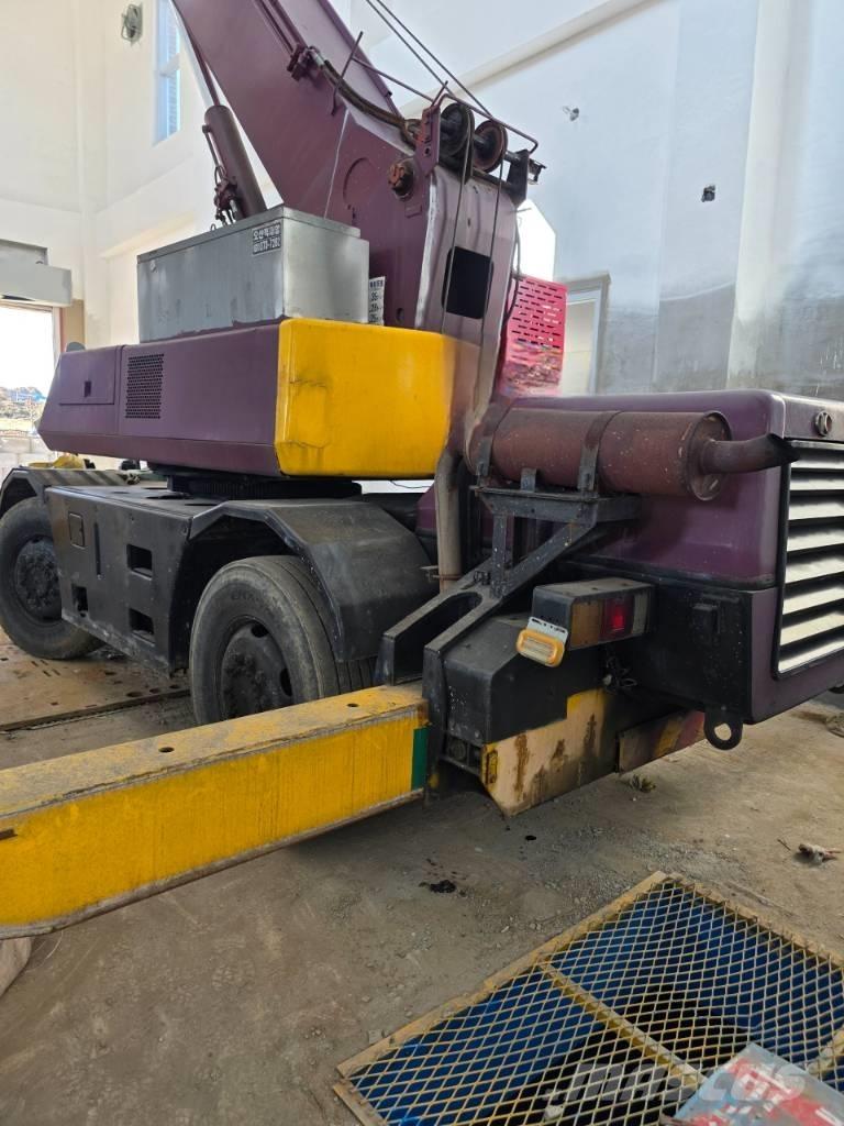 Kato MR 100 越野起重機