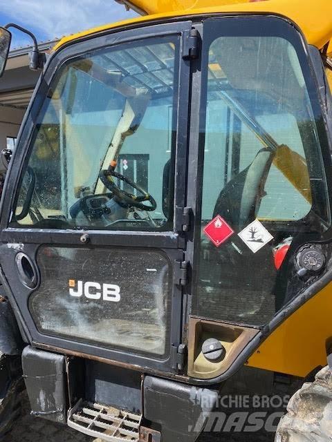 JCB 535-125 伸縮臂操作車