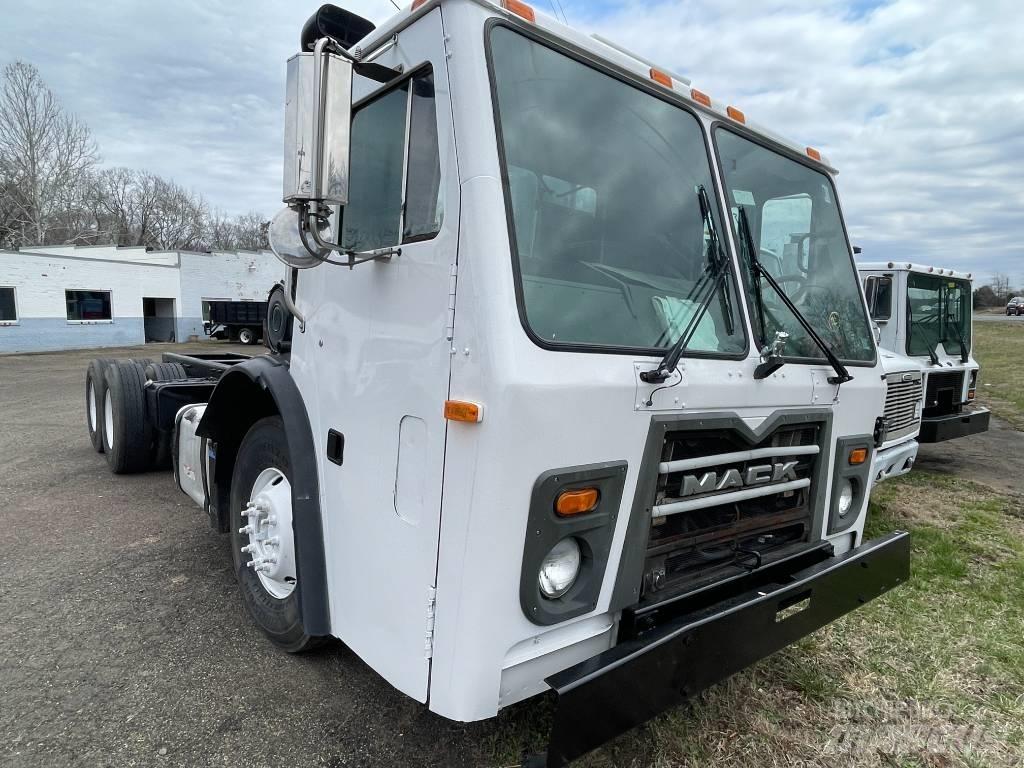 Mack LEU613 商用底盤車
