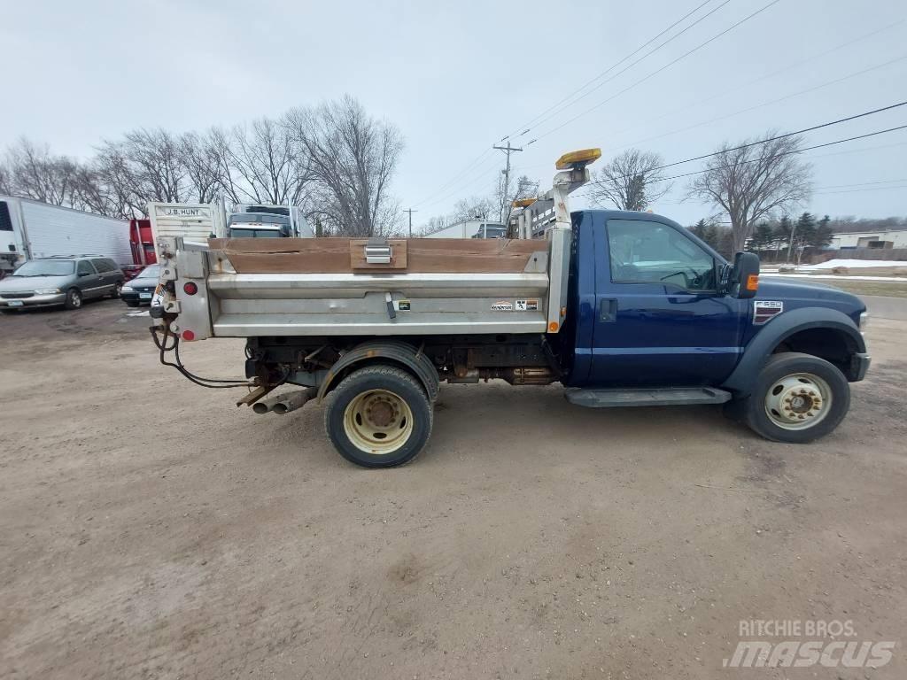 Ford F 550 XLT 刮雪板和犁