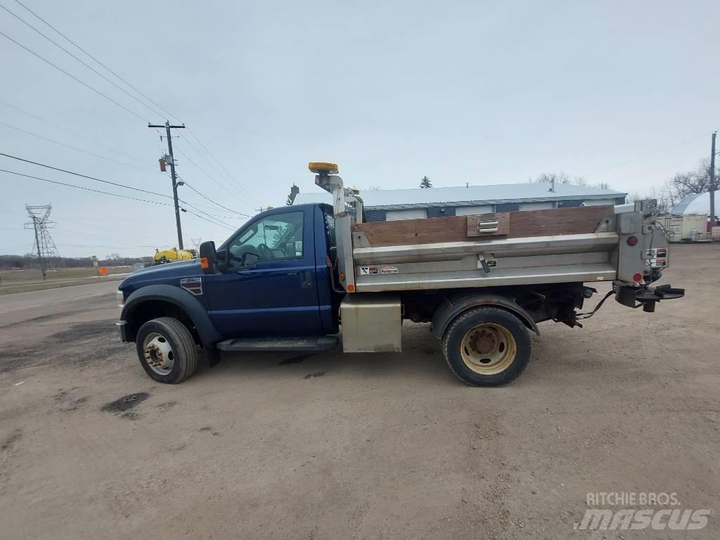Ford F 550 XLT 刮雪板和犁