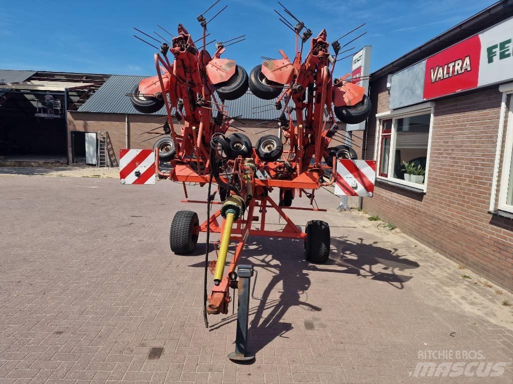 Kuhn GF 10802 T 耙與翻草機
