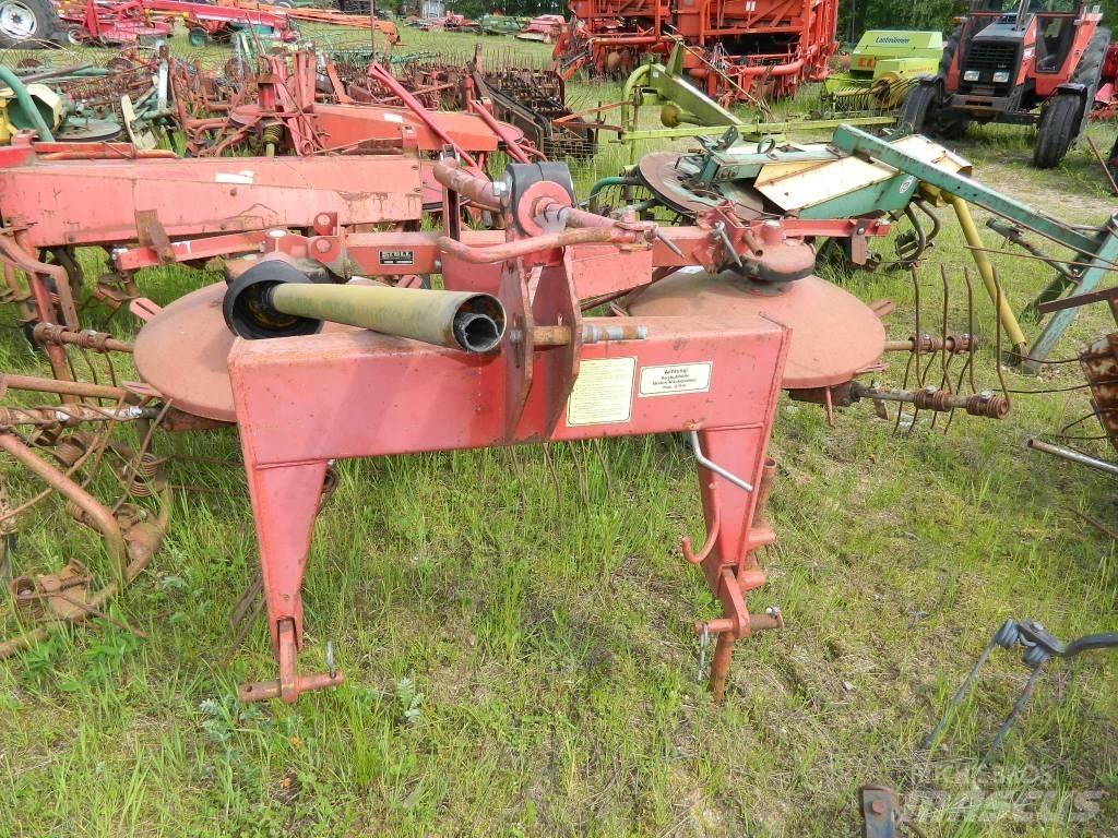 Stoll UM 400 耙與翻草機