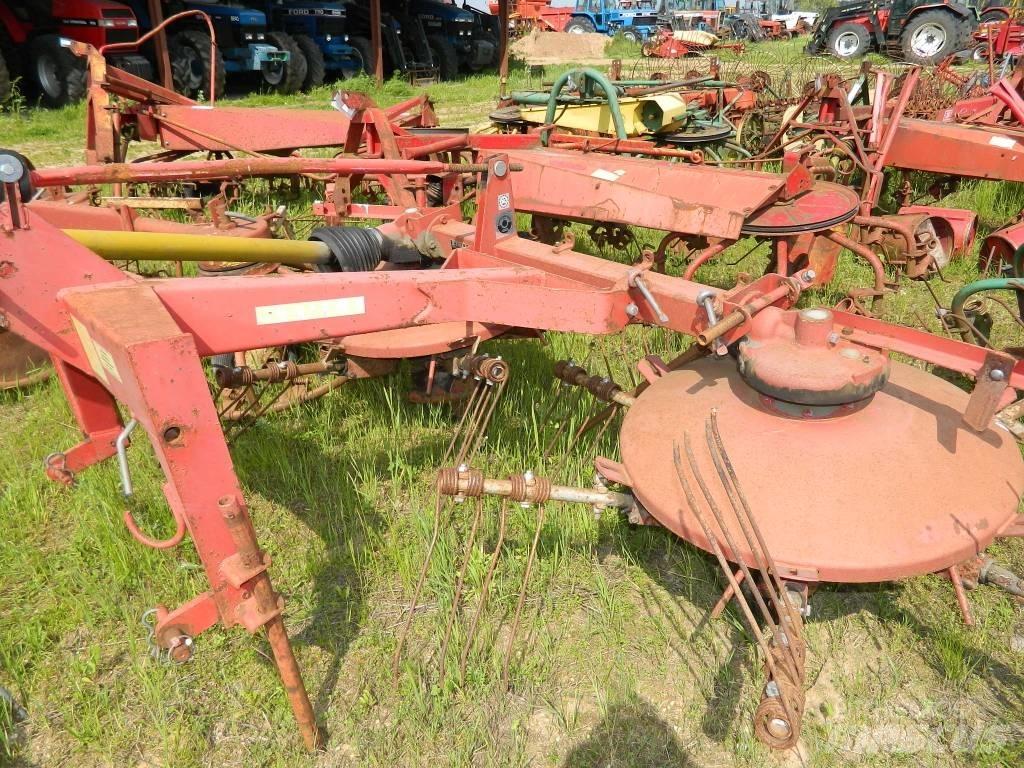 Stoll UM 400 耙與翻草機