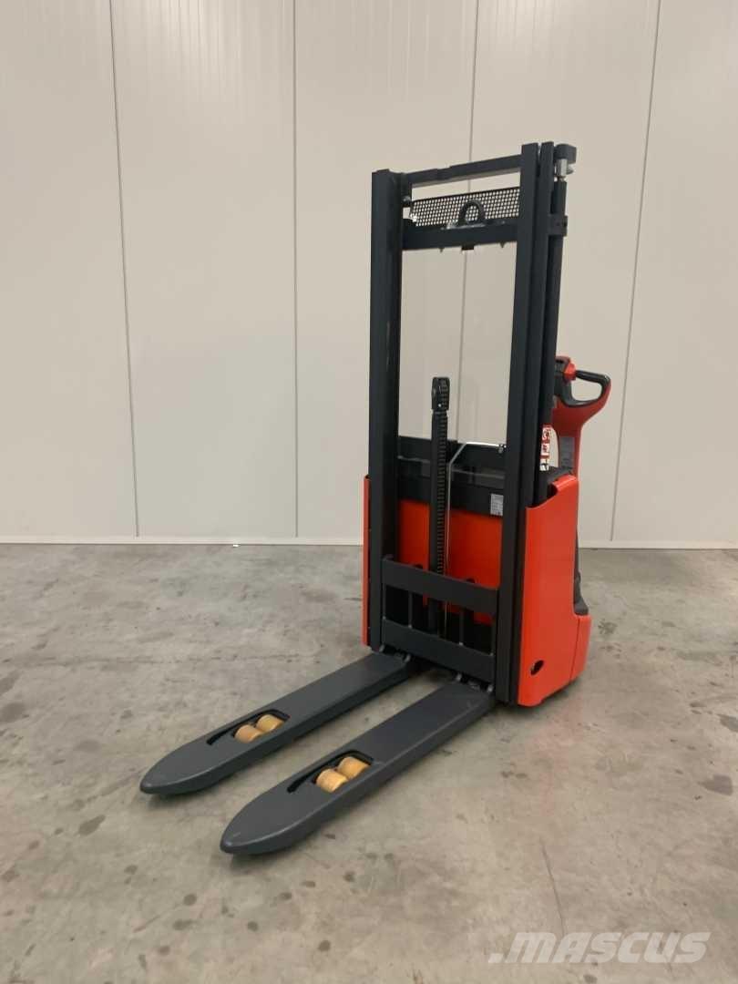 Linde L10 自走式堆積機