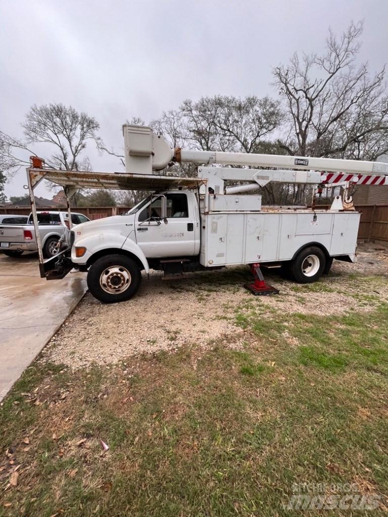 Ford F 750 卡車裝載高空作業車