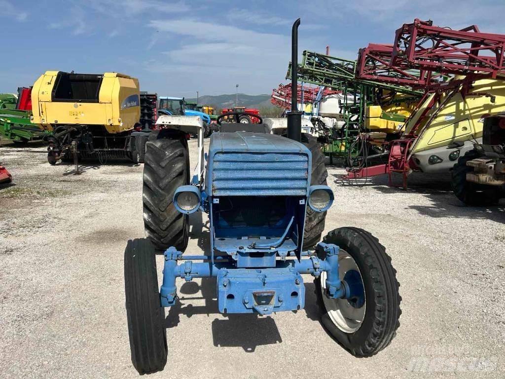 Universal 640 曳引機