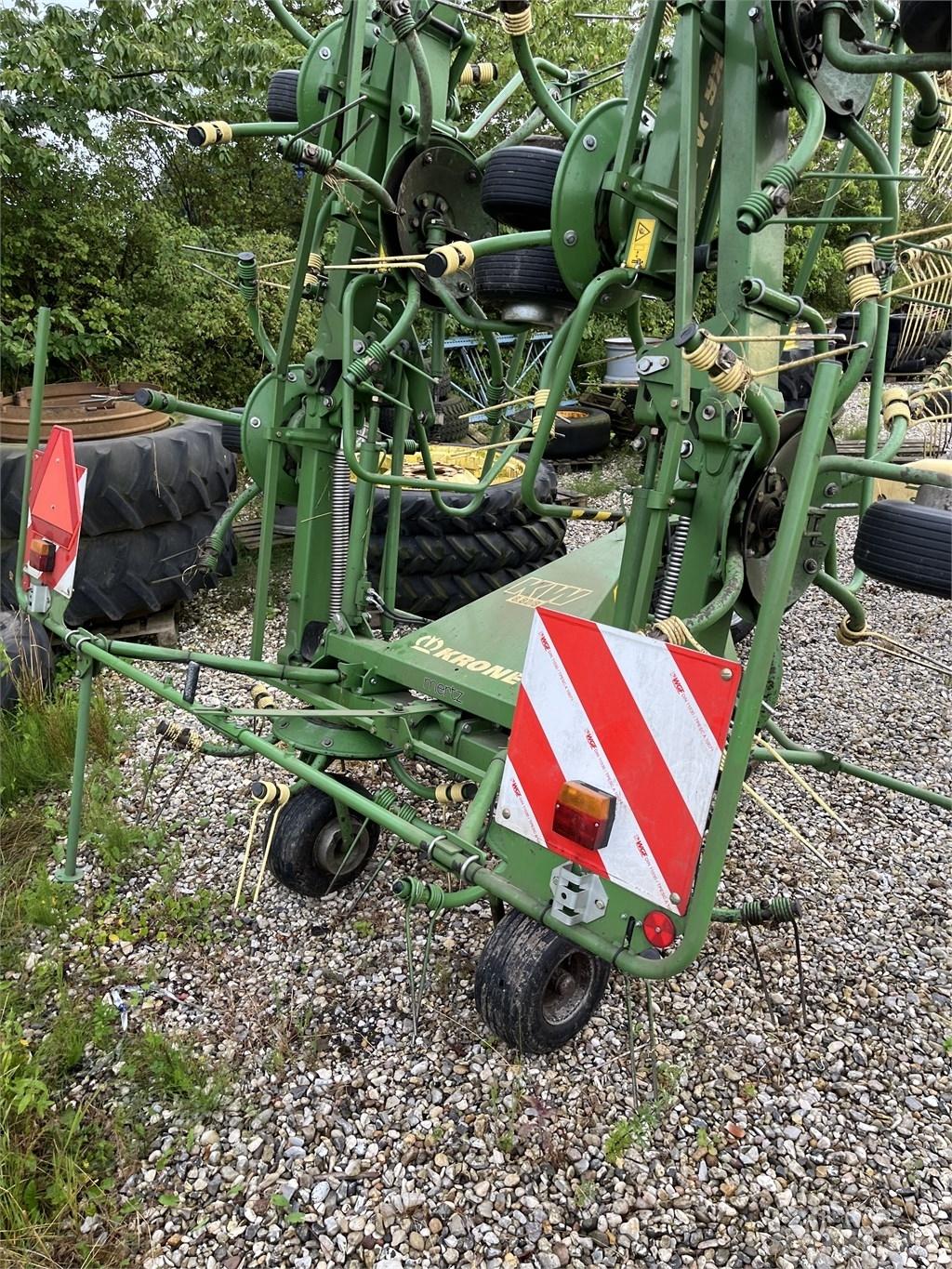 Krone KW 8.82/8 耙與翻草機