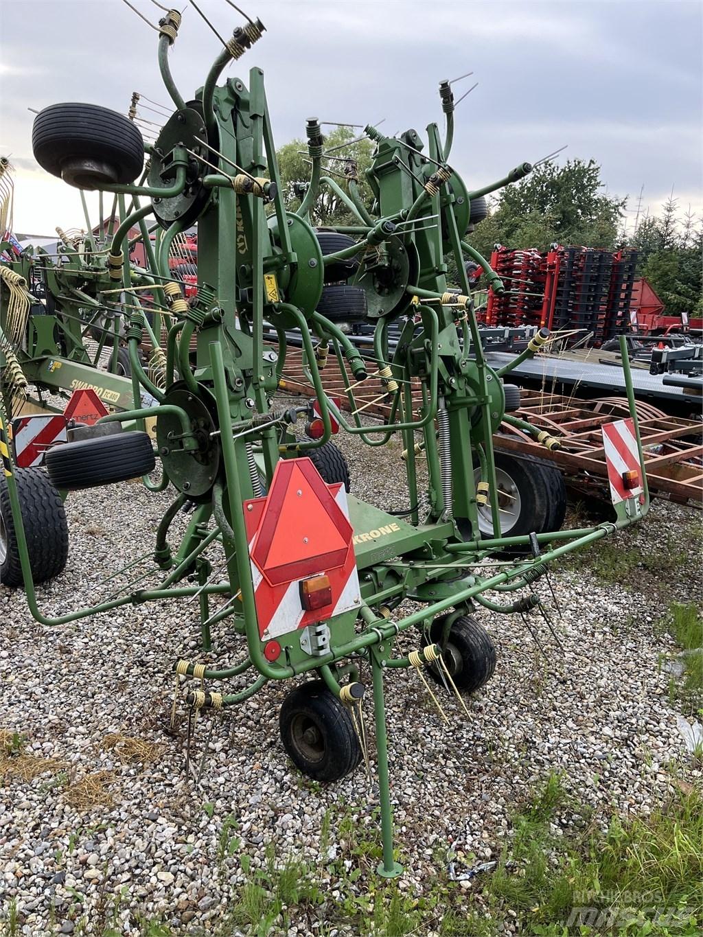 Krone KW 8.82/8 耙與翻草機