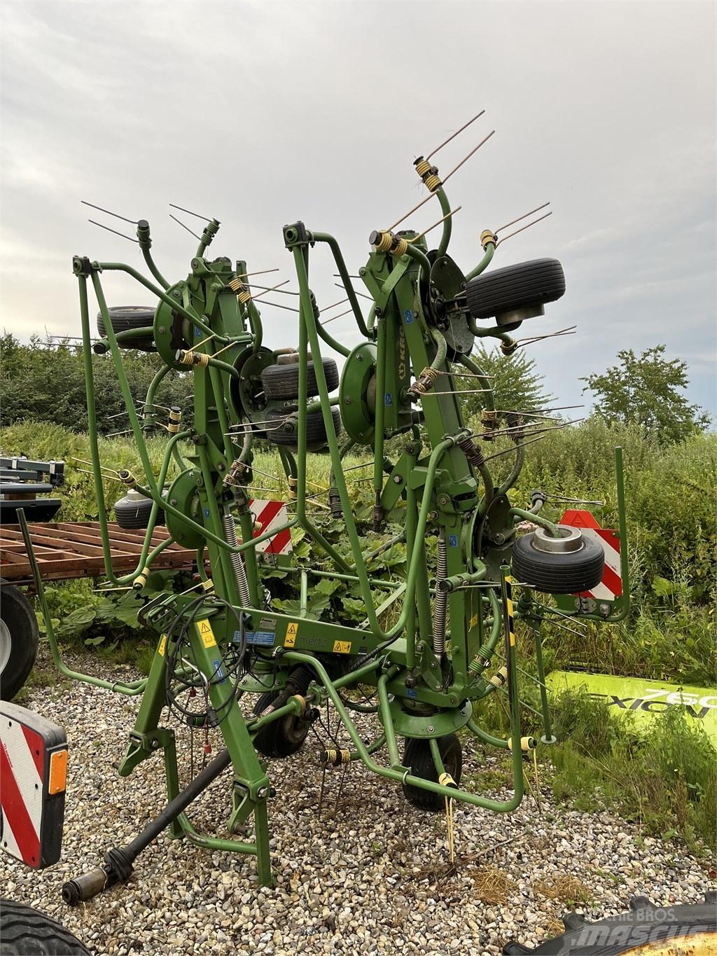 Krone KW 8.82/8 耙與翻草機