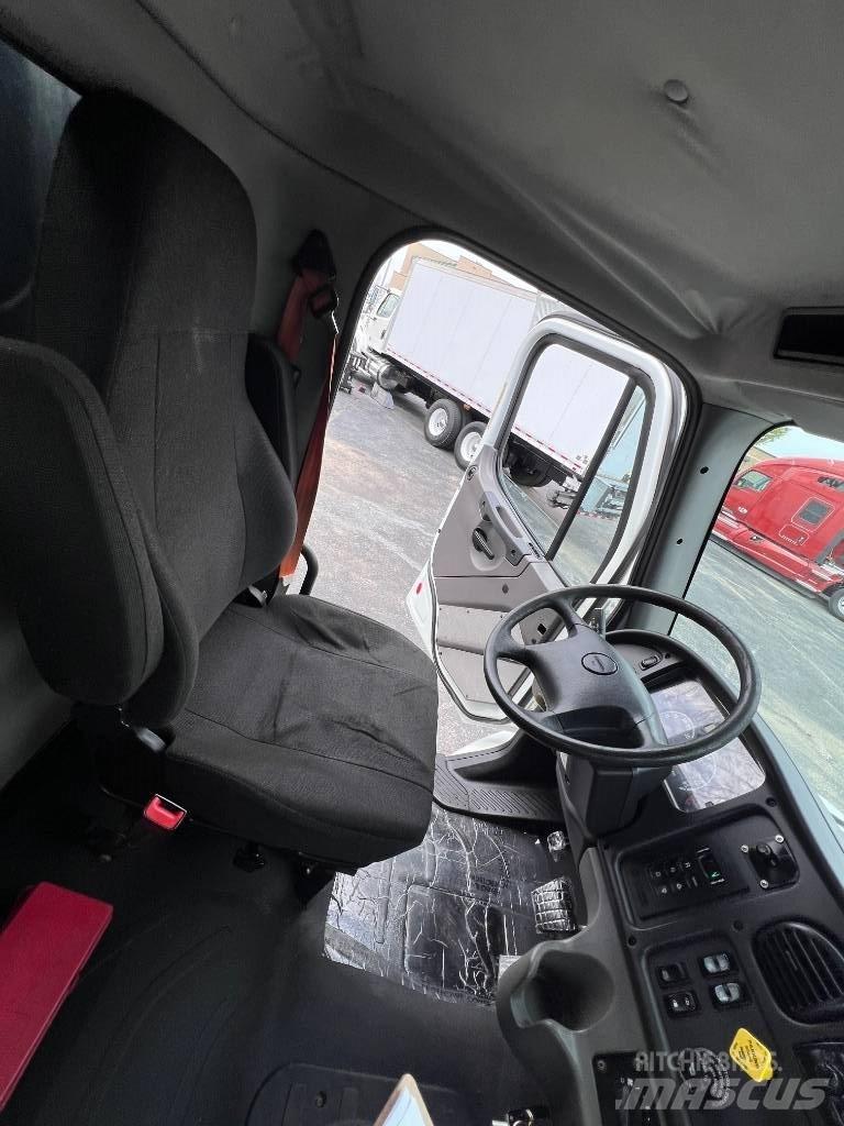 Freightliner M 106 平板式/側卸式卡車