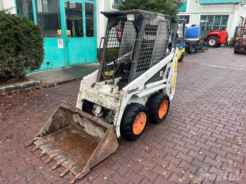 Bobcat 443      V-4129 前端裝載機和挖掘機