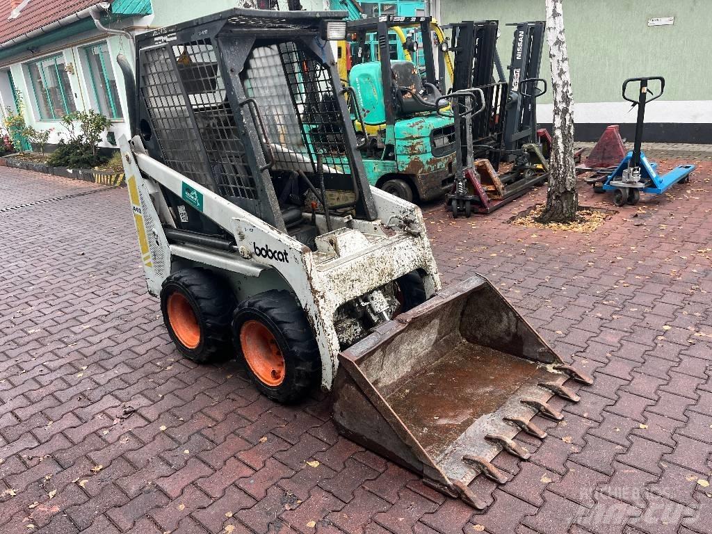 Bobcat 443      V-4129 前端裝載機和挖掘機