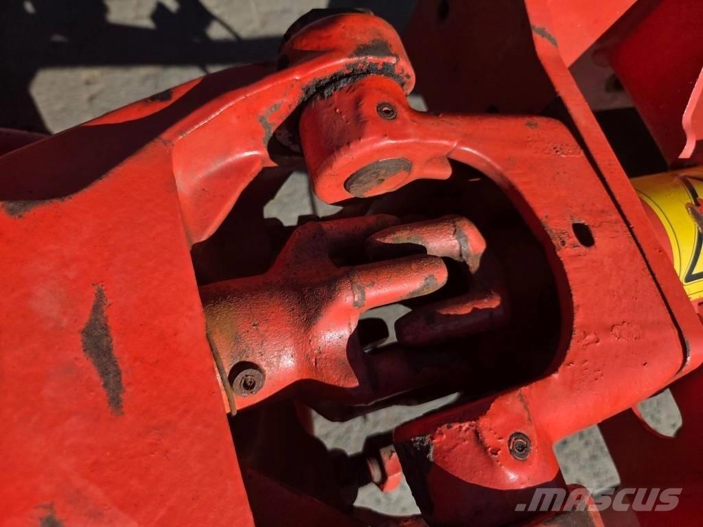 Kuhn GF 7601 MHO 耙與翻草機