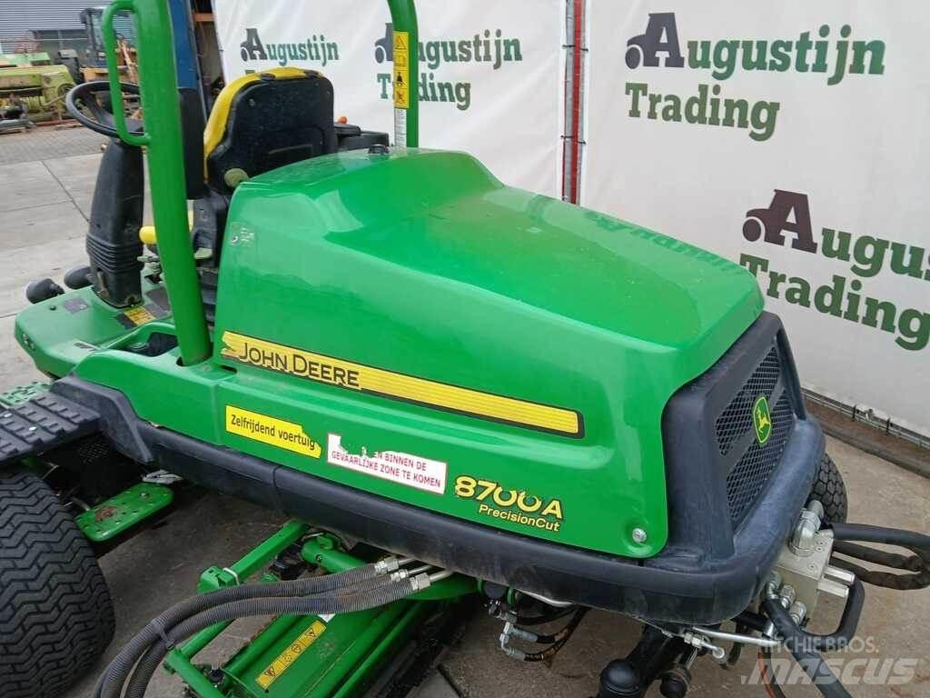 John Deere 8700 A 騎乘式割草機