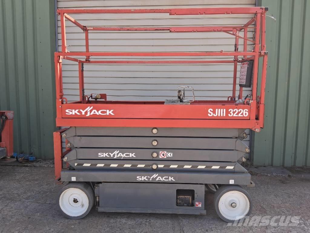 SkyJack SJ III 3226 剪式升降機