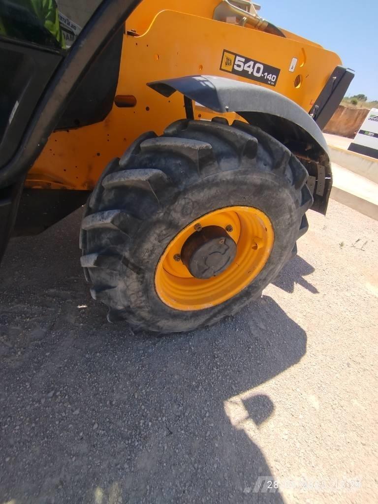 JCB 540-140 伸縮臂操作車