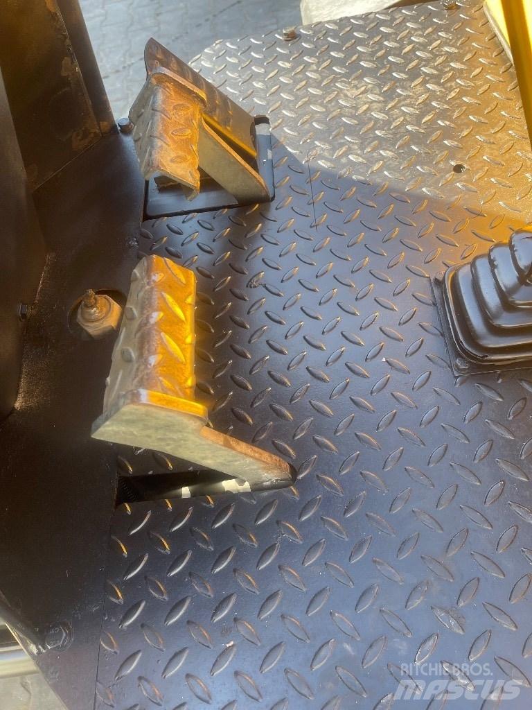 JCB TA 3 S 鉸接式起吊車