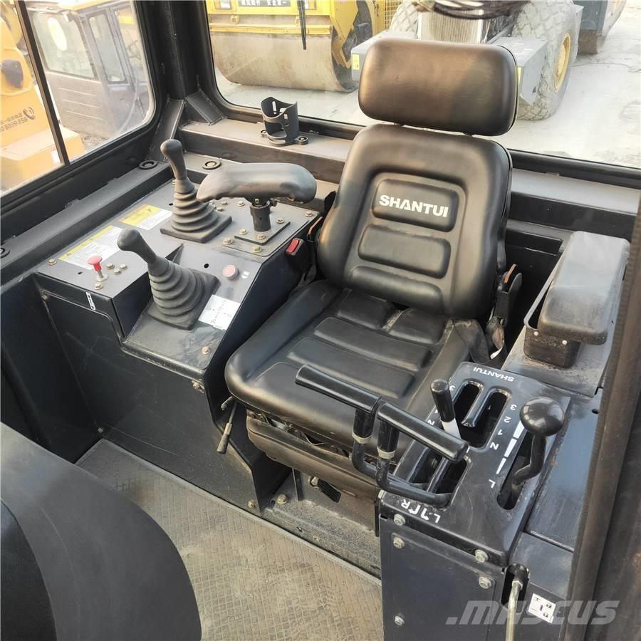 Shantui SD22 履帶推土機