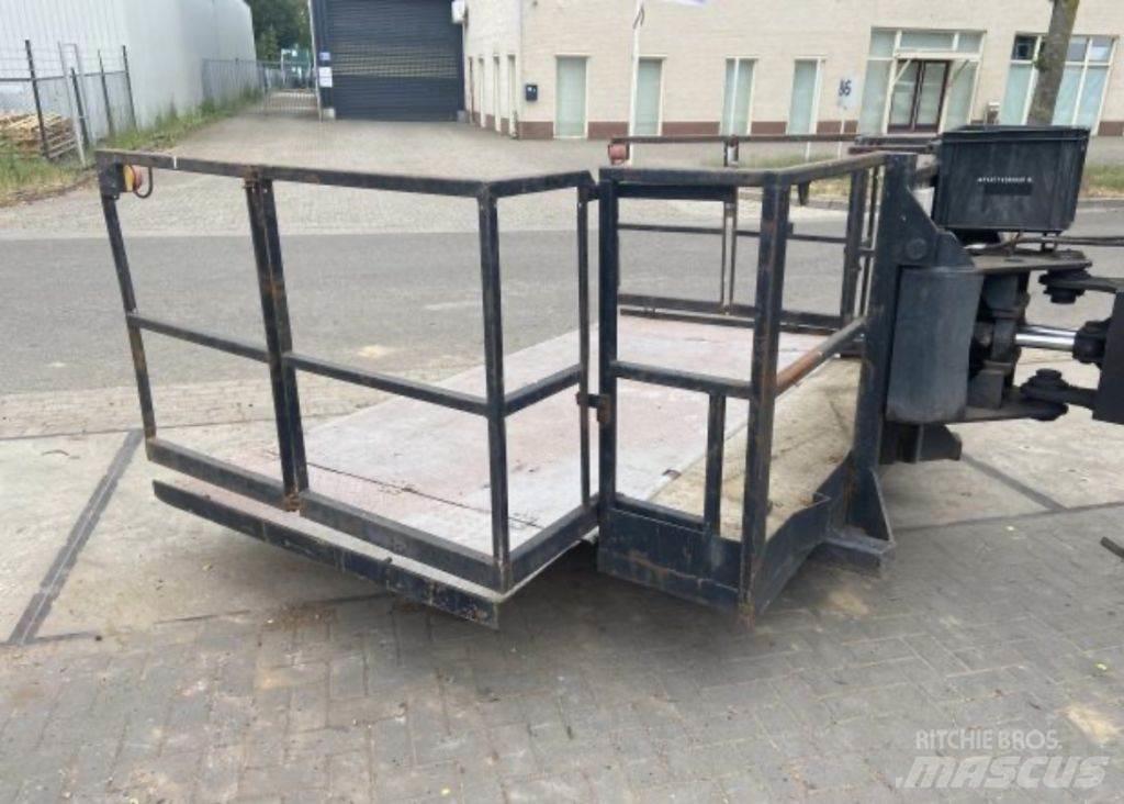 Manitou MRT2540 伸縮臂操作車