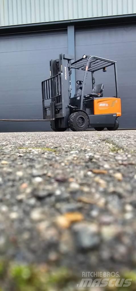 Doosan B 25 X-7 電動堆高機