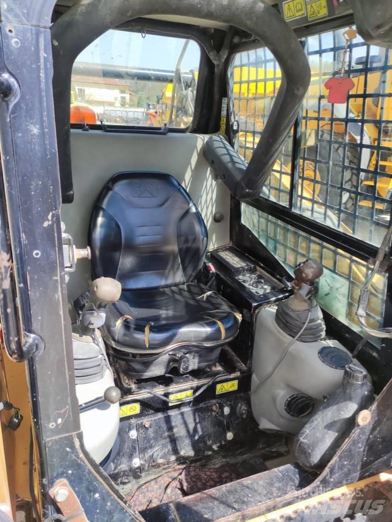 CAT 257 B 2 推土機