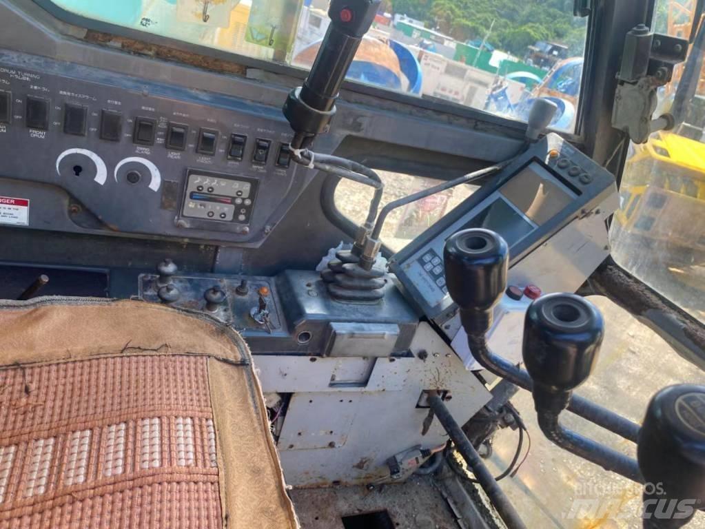 Kobelco CKE 2500 履帶式起重機