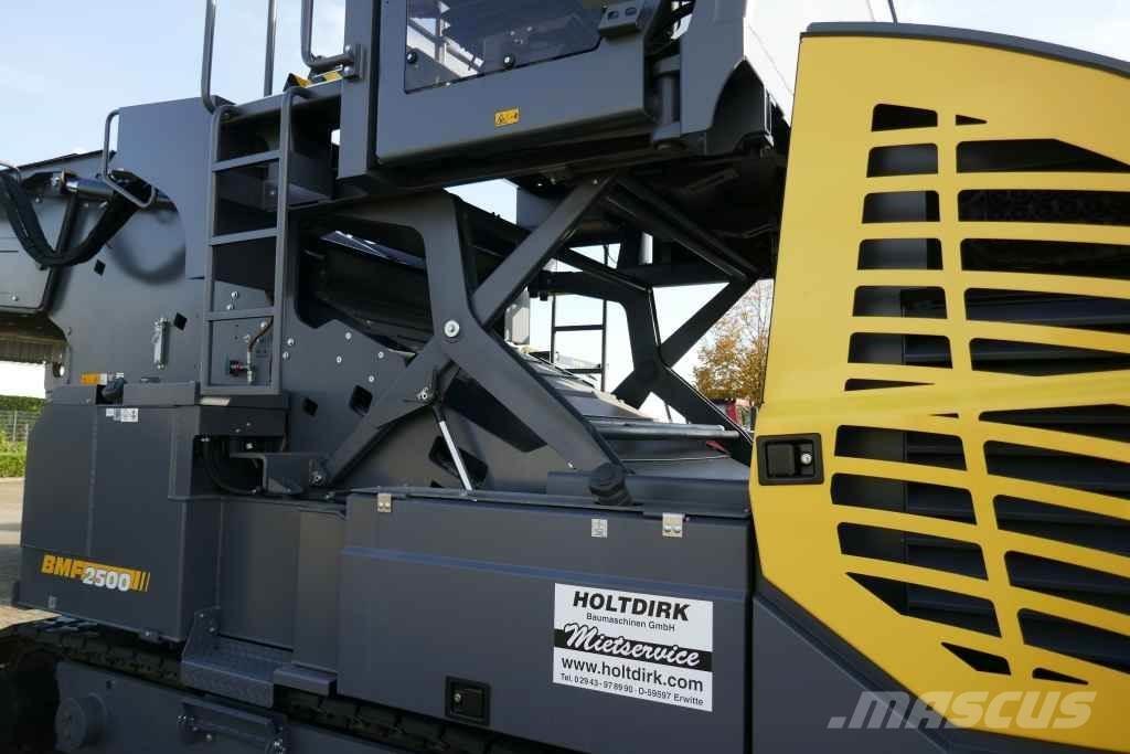 Bomag BMF 2500 M 進料機