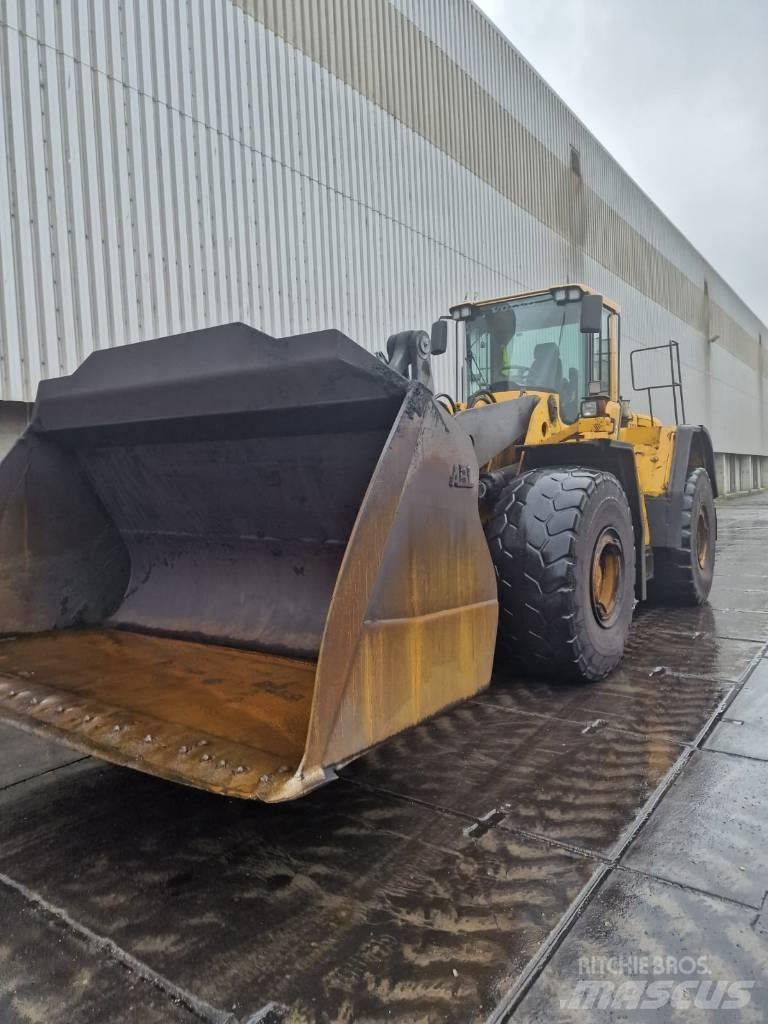 Volvo L 220 F 輪胎式裝載機