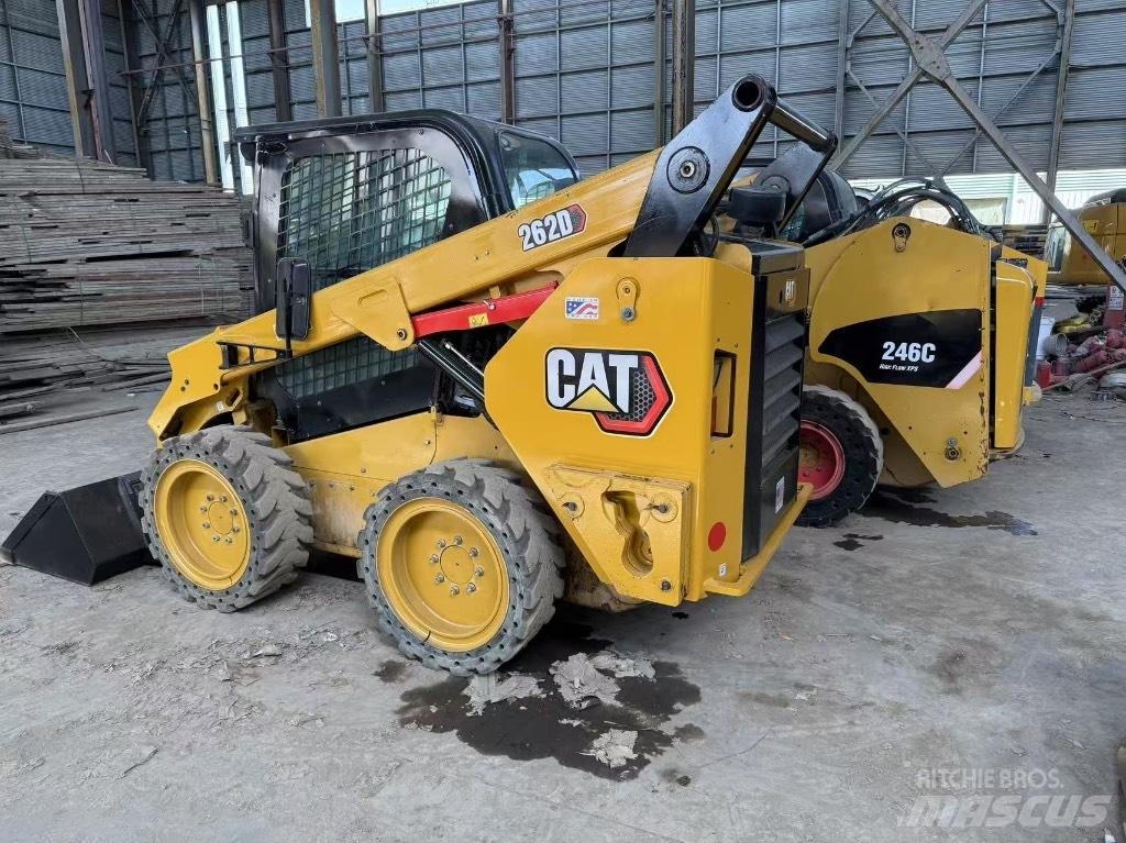 CAT 246C and 262D 滑移轉向裝載機