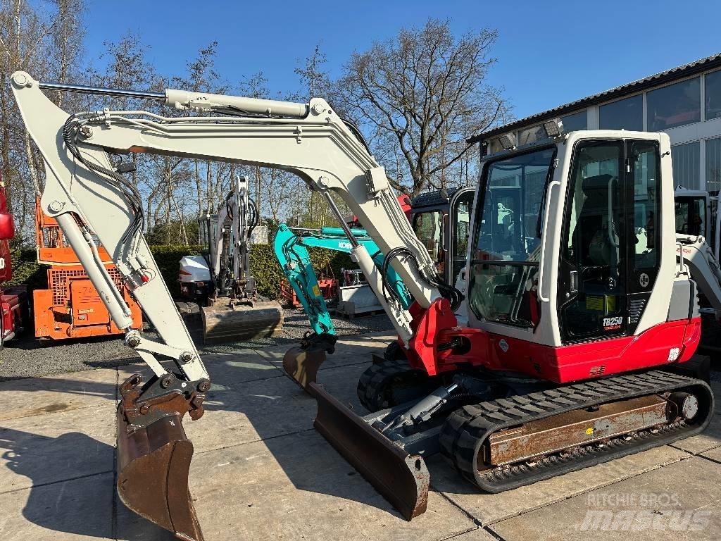 Takeuchi TB250 小型挖土機/掘鑿機<7t(小型挖掘機)