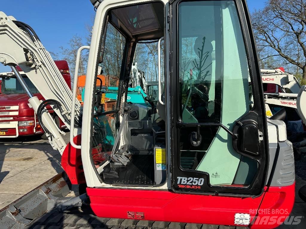 Takeuchi TB250 小型挖土機/掘鑿機<7t(小型挖掘機)