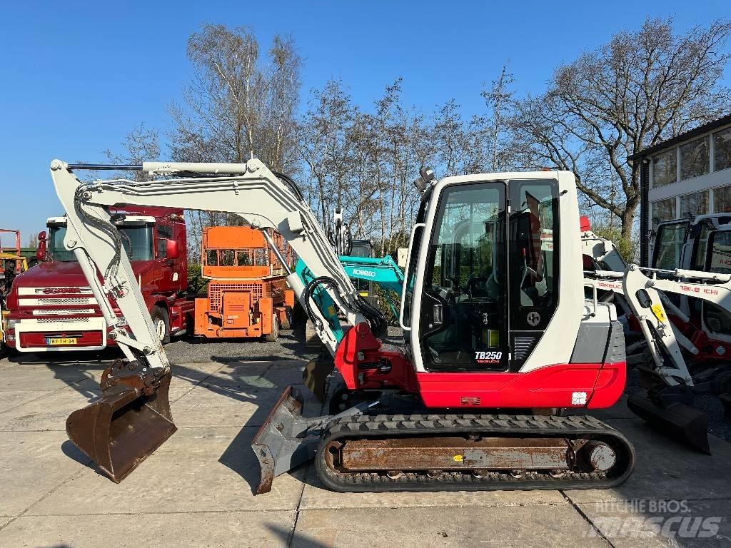 Takeuchi TB250 小型挖土機/掘鑿機<7t(小型挖掘機)