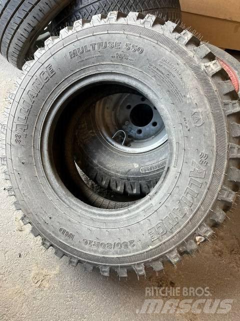 Alliance 550 輪胎、車輪和輪圈