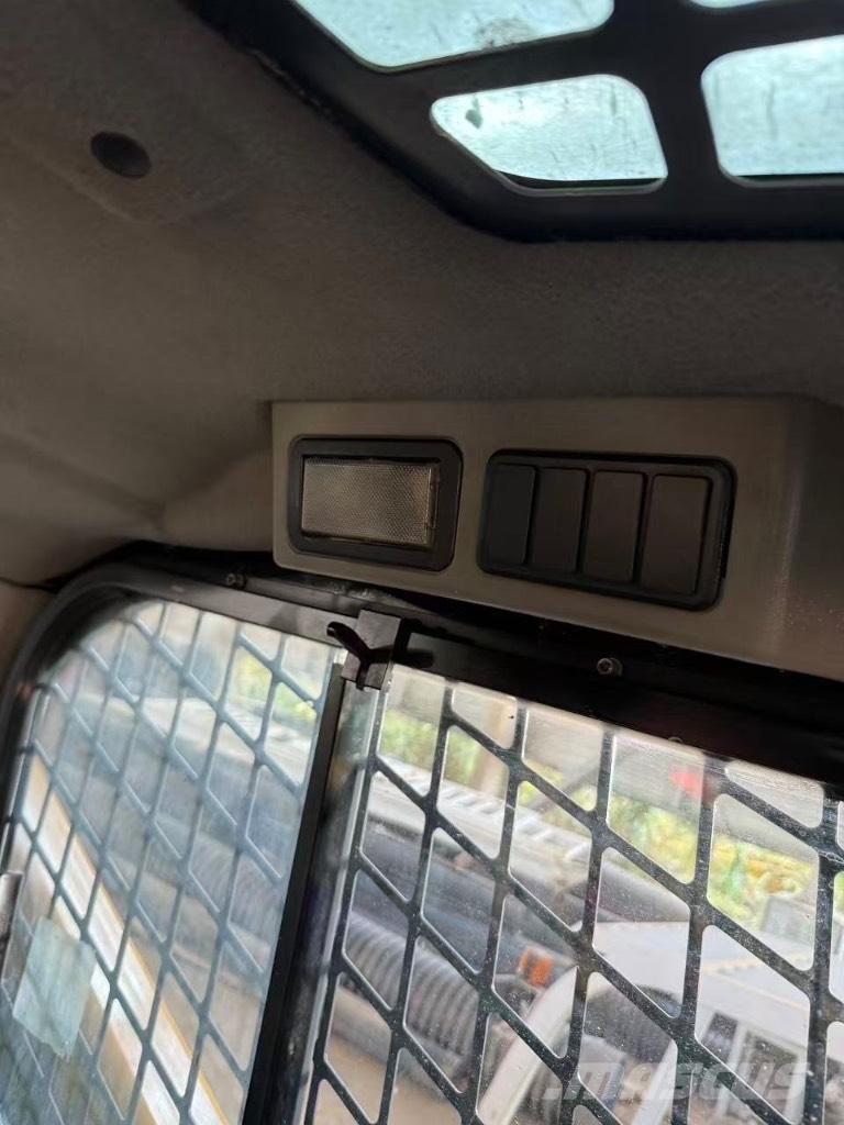 CAT 246 D 滑移轉向裝載機