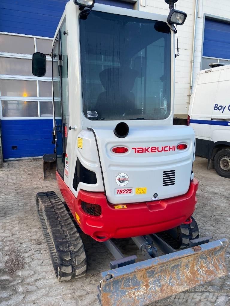 Takeuchi TB 225 小型挖土機/掘鑿機<7t(小型挖掘機)
