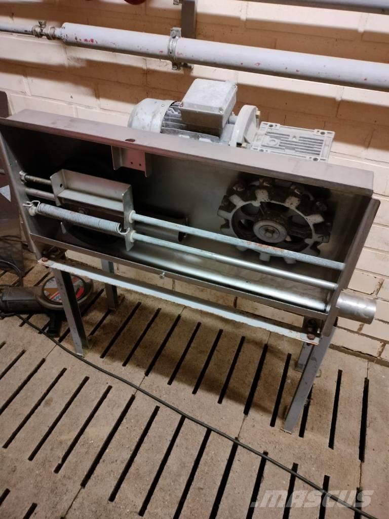 Pellon kuivaruokkija 動物進料機