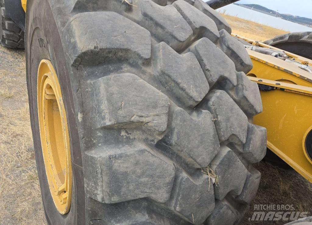 CAT 745 鉸接式起吊車
