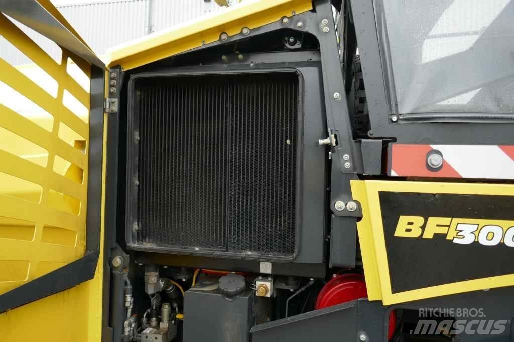 Bomag BF 300 C-2 小型瀝青機