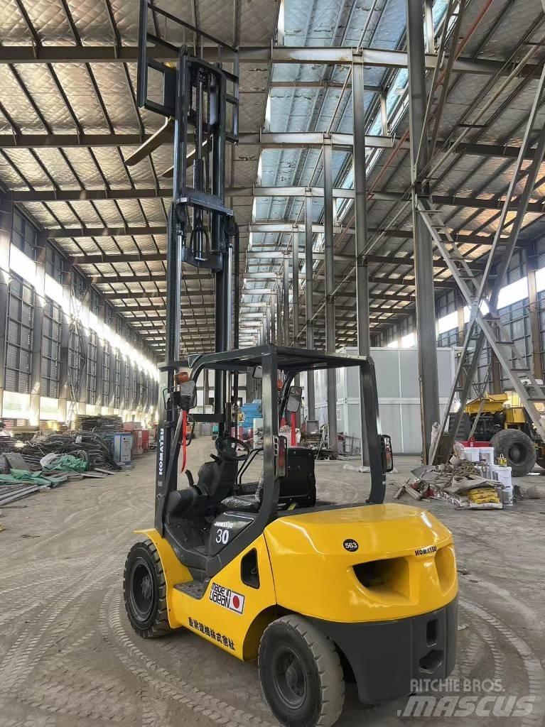 Komatsu FD 30 T-17 柴油卡車