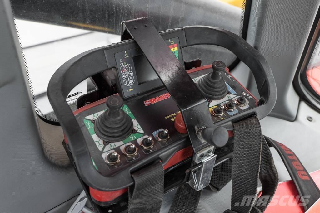 Manitou MRT 2260 伸縮臂操作車